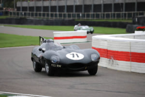 1955-1960年のレーシングスポーツによるセミ耐久、サセックストロフィーに鈴木幸典氏がジャガーDタイプで参戦。