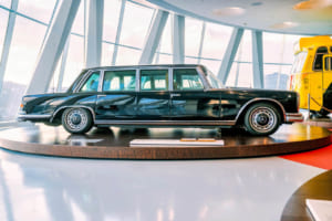 600/W100プルマン・リムジン。ルーフを高くした特別保護仕様車で、旧ダイムラー・ベンツ社の公用車として長年使用され、ドイツ連邦政府の公式訪問に供された。写真はメルセデス・ベンツ博物館の「コレクション4 名車ギャラリー」の展示車両。