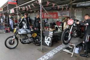 クラシックなバイク専用のパドック。
