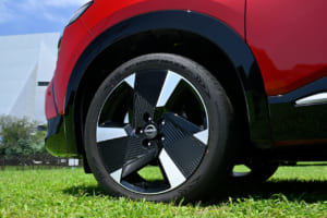 日産キックス G（FF）：タイヤサイズは225/45R19。