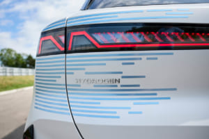 水素で描く「駆けぬける歓び」。航続750kmを誇るBMW初量産FCEV「iX5ハイドロジェン」、次期X5に向け最終テストへ