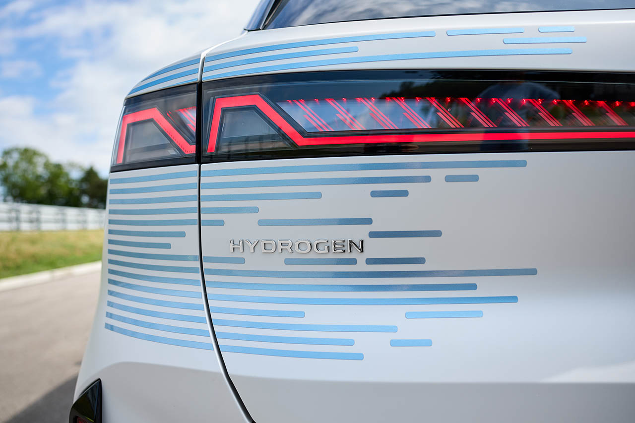 水素で描く「駆けぬける歓び」。航続750kmを誇るBMW初量産FCEV「iX5ハイドロジェン」、次期X5に向け最終テストへ