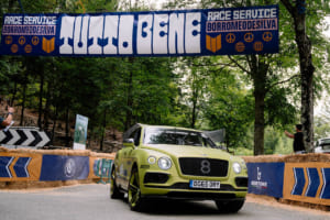 【ベントレー】光るフライングスパーと名車スモーキーの競演。伊「トゥット・ベネ」で体現したブランドの美学