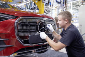 新型メルセデス・ベンツGLA量産開始。デジタル技術と混流ラインが導く次世代コンパクトの最適解