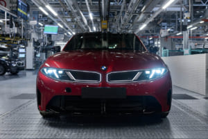 エンジンの火は消えず。次期BMW「3シリーズ」の20億ユーロ投資が告げる、次世代EVとの共存と名門の矜持