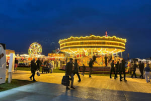 夜までやっている会場外の移動遊園地もクラシック。