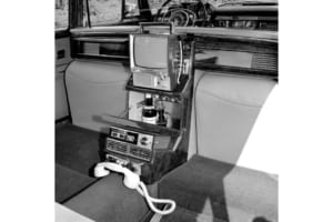 室内も好みのレイアウトによって発注可能。写真は実際に取り付けられた自動車電話、TV、キャビネット、テープレコーダー。