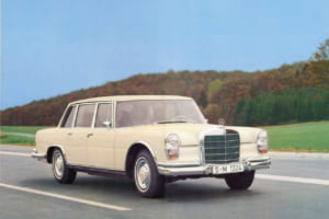 走行性能はまるでスポーツカーを凌ぐほど優れた600リムジン。強烈なエアホーンを轟かせながらアウトバーンを走行するシーンは、まさにグロッサー・メルセデスの再来。