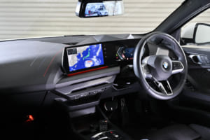 BMW 1シリーズにAVインターフェイスを組み合わせて使用。カーブドディスプレイに対応。