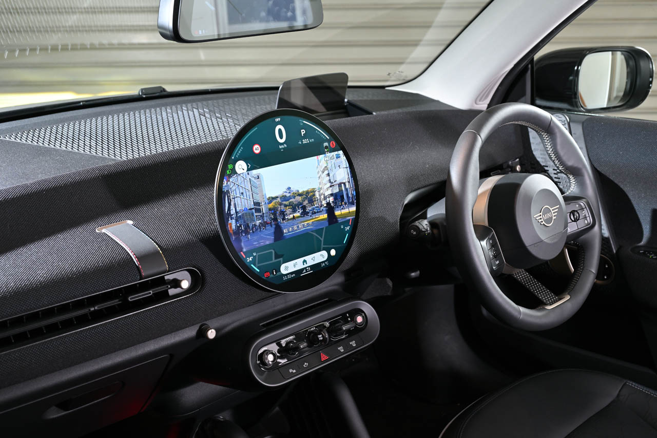 ミニにAVインターフェイスを組み合わせて使用。円形のディスプレイにも対応する。