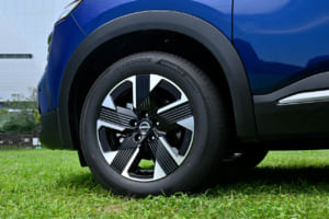 日産キックス X e-4ORCEタイヤサイズは215/60R17。