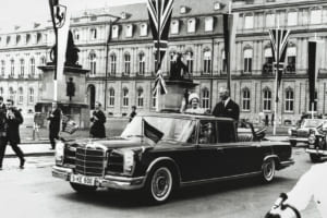 初任給の50年分超え!? ローマ教皇や各国王室も愛した至高のメルセデス・ベンツ「600／W100」が伝説となった理由【メルセデス名車列伝】《LE VOLANT LAB》