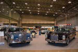 梁瀬会長の600標準リムジン(左側)と600プルマン・リムジン(右側)。写真はヤナセが2019年に幕張メッセ開催のオートモビルカウンシルに出展した際の様子。
