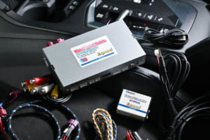 本体ユニットはダッシュボード内の外側から見えない場所に装着するため後付け感はない。BMW用のAT-VEM9192HD(写真)、ミニ用のAT-VEM9000MINIどちらも見た目は変わらない。