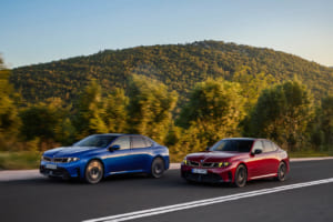 右:BMW M350 xDrive、左:BMW i3 50 xDrive