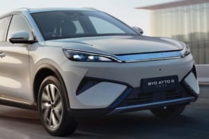 【新型BYD ATTO 3 EX】前輪駆動からRWDへシャシーを一新。走りの質を高めた航続距離620kmの実力