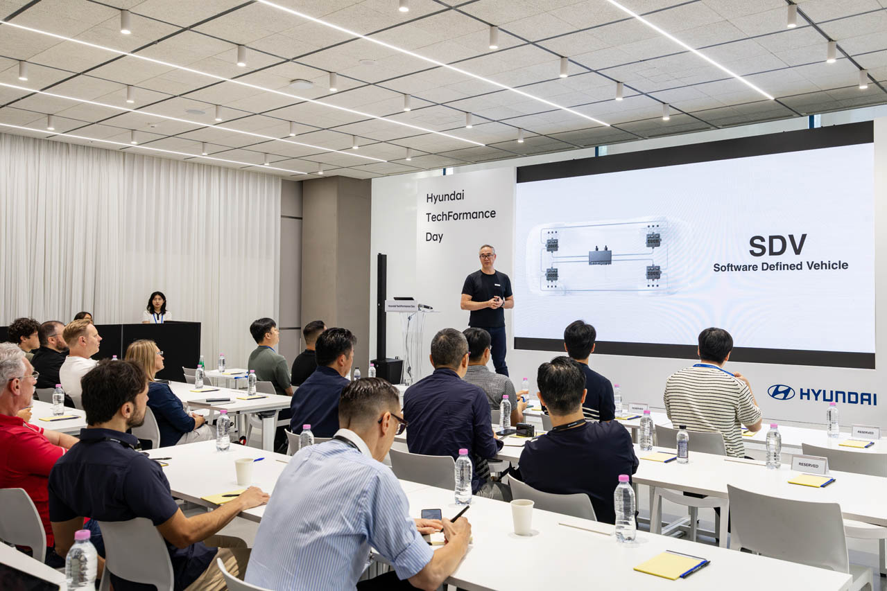 ヒョンデが各国モータージャーナリストに行った「Pleos Connect」の説明会。
