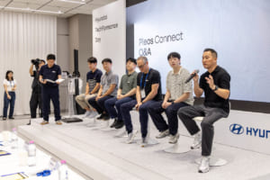 ヒョンデが各国モータージャーナリストに行った「Pleos Connect」の説明会。