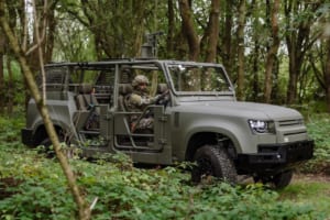 3種の戦術型ボディがベールを脱ぐ。新型「ディフェンダー ウルフ シリーズII」英国防省の入札へ