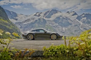 【ポルシェ911 GT3】美しき朝焼けをその身に宿して。後席と90Lタンクを備えた異端の限定車「ベルクシュポルト」