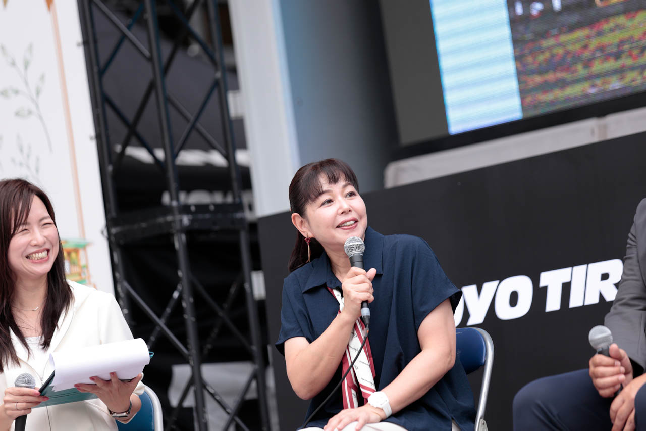 司会および、トークショーに登壇したモータージャーナリストの竹岡圭さん。竹岡さんは三菱自動車のピックアップトラック「トライトン」で、TOYO TIREの「OPEN COUNTRY R/T」を装着しレースに参戦。