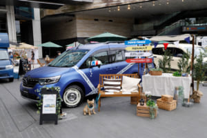 TOYO TIRESのデモカー、その名も「オプカンGOO!」。こちらにはファッショナブルなデザインと街乗り用としての静粛性を兼ね備えたハイウェイテレーンタイヤの「OPEN COUNTRY HTを装着。ホワイトレターが足元をスタイリッシュに演出できると高い人気を集めている。