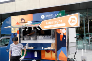 イベント会場には、ブルターニュ地方の伝統料理「そば粉のクレープ “ガレット”」を提供するカフェクレープリー「ル・ブルターニュ」をはじめ、季節の切り花やドライフラワーを販売する移動式のお花屋さん「エナトニコフラワー」、「星の王子様」専門移動図書館など、フランスを感じられるショップも出展。