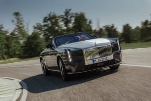 至高の静寂とピアノ・ブート。ロールス・ロイス限定100台の特注EV「プロジェクト・ナイチンゲール」が極限のグローバルテストへ