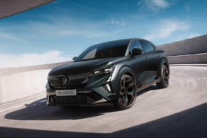 漆黒の香気漂う至高のフレンチSUV。300馬力PHEVを宿す「ラファール ヒプノティック」の凄み