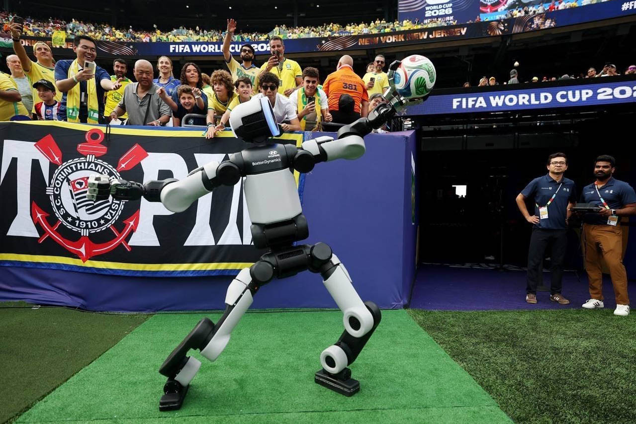 ヒョンデ傘下のボストン・ダイナミクスが開発したヒューマノイド「Atlas」。2026年のFIFAワールドカップで最新の姿と機能を披露した。