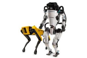 ヒョンデ傘下のボストン・ダイナミクスが開発した四足歩行ロボット「Spot」（左）と、ヒューマノイド「Atlas」（右）、2020年版。