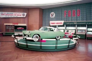 '56サンダーバード、於フォード・ロタンダ