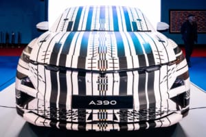 変幻自在に色づく次世代EV。アルピーヌ「A390」アートカーが示す、名車A110から連なる革新の系譜