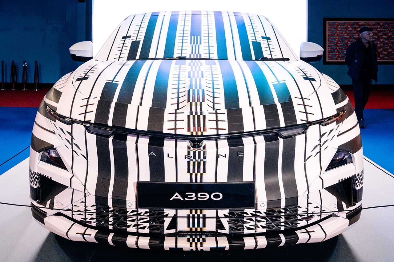 変幻自在に色づく次世代EV。アルピーヌ「A390」アートカーが示す、名車A110から連なる革新の系譜