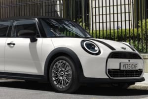 ピアノブラックが深める英国の気品。MINIクーパー特別仕様車「スローン・ストリート」