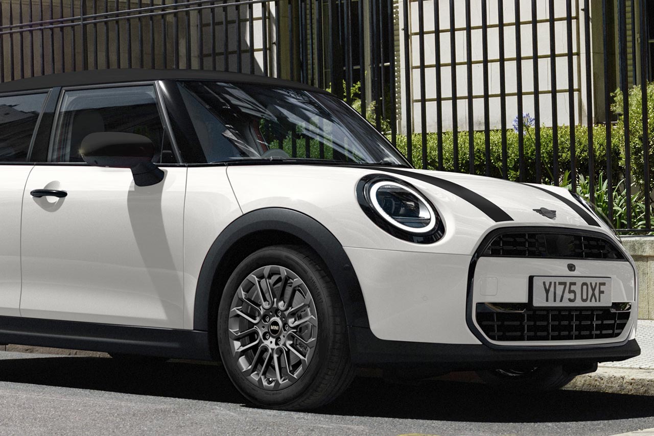 ピアノブラックが深める英国の気品。MINIクーパー特別仕様車「スローン・ストリート」
