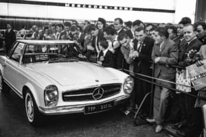 メルセデス・ベンツは1963年のジュネーブモーターショーで230SL／W113を発表。写真は230SL／W113に群がる観客。