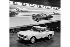 メルセデス・ベンツは1963年のジュネーブモーターショーで230SL／W113を発表。