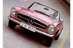 ドイツ本社のウンタートゥルクハイムにある90度バンクでテスト走行する230SL／W113の勇姿。