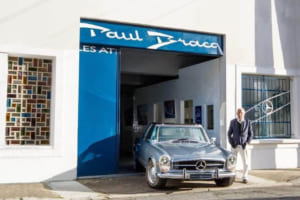 フランス人ポール・ブラックがデザインした230SL／W113。ドイツのゆるぎないテクノロジーにフランスのエスプリをプラスした。写真はポール・ブラックの事務所前でのショット。