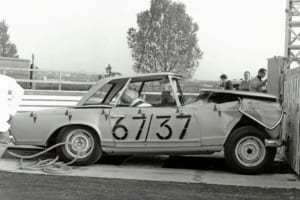 特に、この2代目230SL／W113は安全ボディを備えた画期的な最初のスポーツカーであった。写真はその衝撃テスト風景。