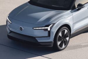プレミアムEVで気兼ねない遠出を。ボルボ「EX30」「EX40」新規購入者に急速充電も無料の3年間サポート開始