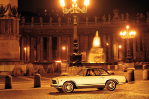230SL／W113はパーソナル2シーターの軽快なスポーツカーとして、特に女性ユーザーの支持を得て人気を不動にした。