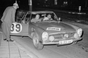 モータースポーツでは、230SL／W113は1963年8月27日から31日かけて行われたスパ・ソフィア・リエージュの過酷な5500kmマラソンラリーで、名手オイゲン・ベーリンガーとクラウス・カイザー組が目覚ましい勝利を達成（翌年も3位を獲得）。