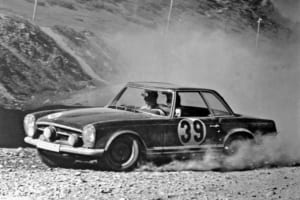 1963年に行われたスパ・ソフィア・リエージュの過酷な5500kmマラソンラリーで、名手オイゲン・ベーリンガーとクラウス・カイザー組は230SL／W113を駆り勝利に向けて疾走中。