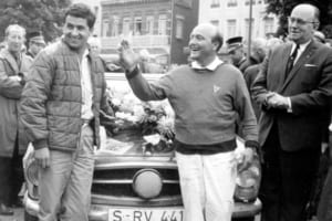 写真はこのスパ・ソフィア・リエージュの過酷な5500kmマラソンラリーで、230SL／W113を駆った名手オイゲン・ベーリンガーとクラウス・カイザー組が優勝の挨拶をしている瞬間。