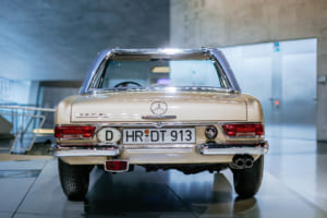 同博物館に展示される230SL。