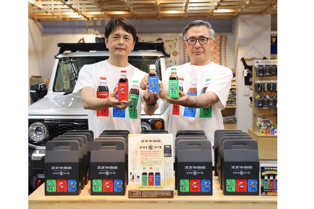 「カプチーノ」「JA11ジムニー」「初代ワゴンR」が木桶熟成ソースに。スズキが浜松の老舗と共創した3本セットを発売