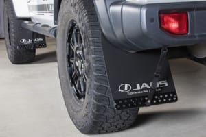 ジープ×JAOSが初の共同開発。「ラングラー」の無骨な美しさに“機能的な鎧”を纏う、純正プロテクションパーツ4種が登場