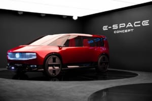 【名車エスパスの再来か？】バウハウス建築と70年代の色彩美が融合。全面ガラスのルノー新型電動MPV「Eスペース」初公開